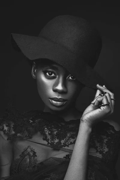 Vacker flicka i svart hatt — Stockfoto