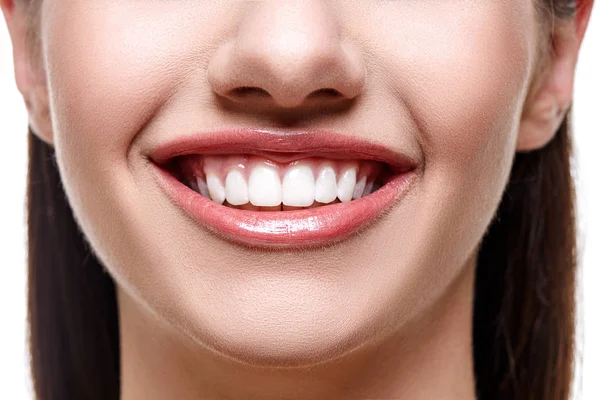 Mulher sorridente com dentes brancos — Fotografia de Stock