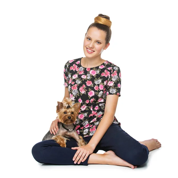 Menina com yorkie cão — Fotografia de Stock