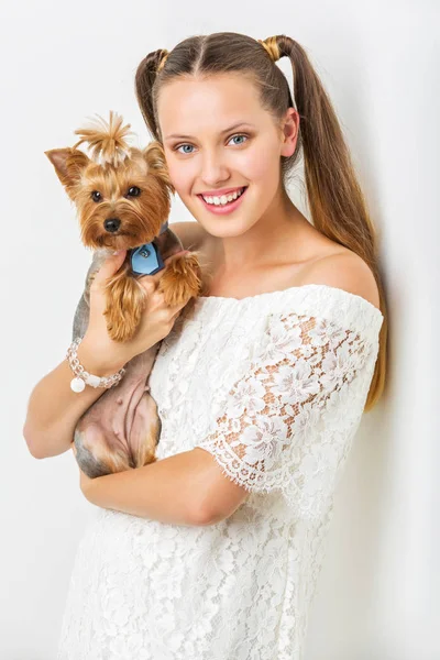 Fille avec chien yorkie — Photo