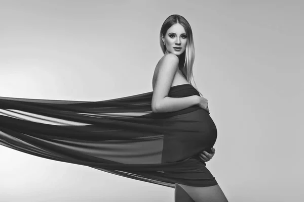 Menina grávida em vestido vermelho — Fotografia de Stock