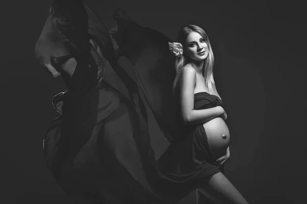 Fille enceinte en robe rouge — Photo