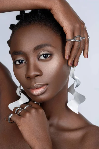Gyönyörű fekete lány, nagy fülbevaló — Stock Fotó