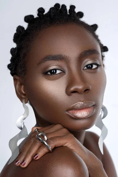 Beautiful black girl with big earrings — Stock Photo, Image