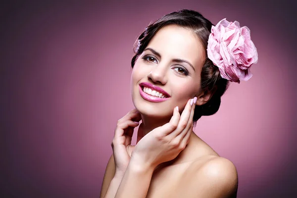 Hermosa chica con rosa en el pelo — Foto de Stock