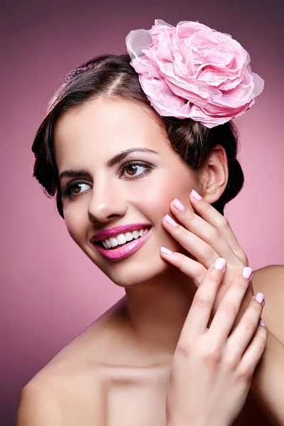 Hermosa chica con rosa en el pelo — Foto de Stock