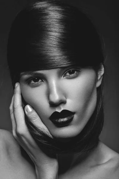 검은 입술으로 아름 다운 여자 — 스톡 사진