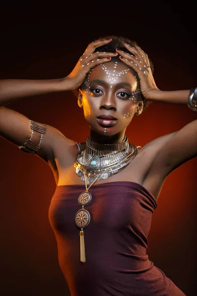Vackra afro flicka med ritningar på hud — Stockfoto