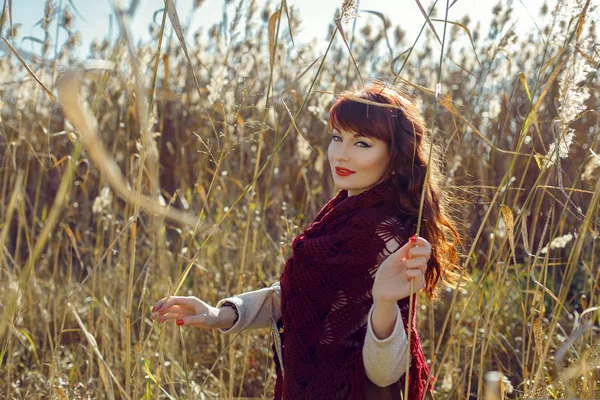 Belle fille en plein air à la campagne — Photo