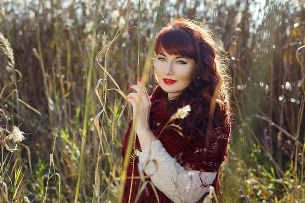 Belle fille en plein air à la campagne — Photo