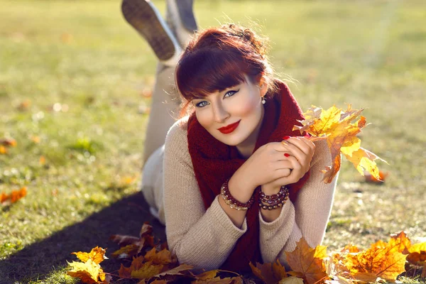 Sarı yaprakları ile yatan kız — Stok fotoğraf