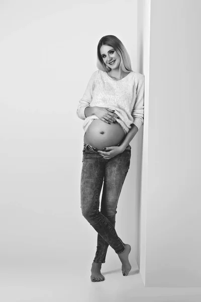 Belle femme enceinte en jeans — Photo