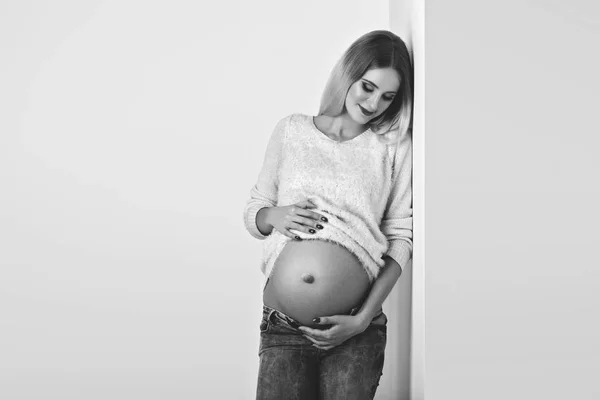 Mooie zwangere vrouw in spijkerbroek — Stockfoto