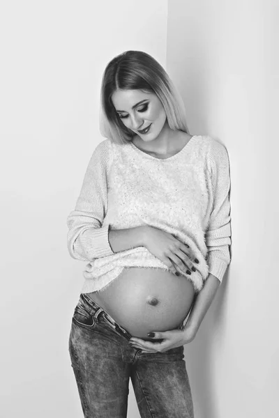Belle femme enceinte en jeans — Photo