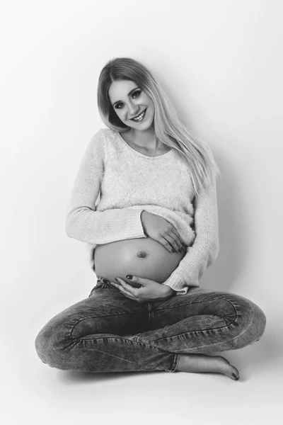 Mulher grávida bonita em jeans — Fotografia de Stock