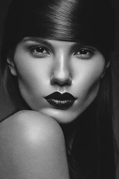 Mooi meisje met zwarte lippen — Stockfoto