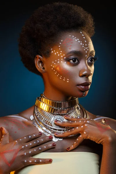 Szép afro lány rajzok a bőr — Stock Fotó