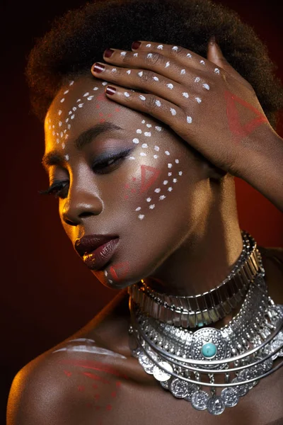 Hermosa chica afro con dibujos en la piel — Foto de Stock