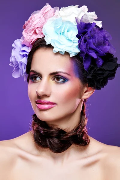 Piękna dziewczyna z fioletowy makijaż — Zdjęcie stockowe