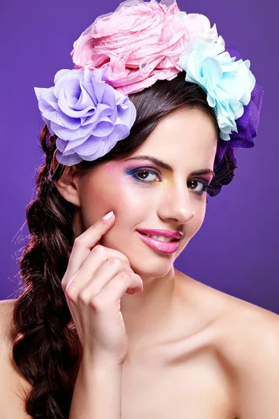 Красивая девушка с фиолетовым макияжем — стоковое фото