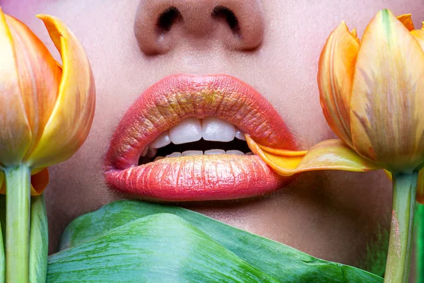 Menina com lábios laranja — Fotografia de Stock