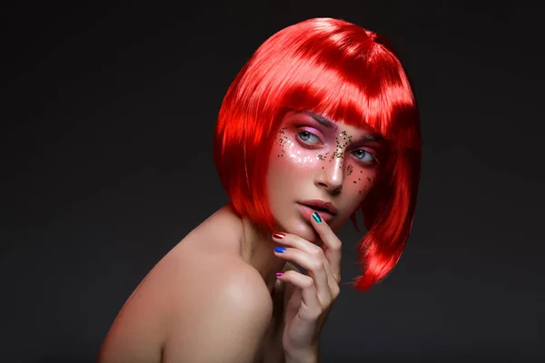Hermosa chica en peluca roja —  Fotos de Stock