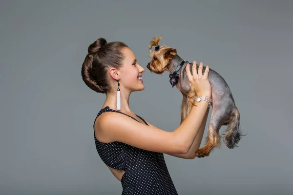 Flicka med yorkie hund — Stockfoto