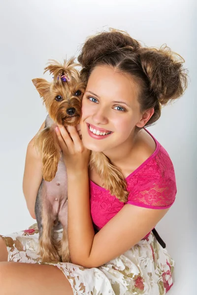 Fille avec chien yorkie — Photo