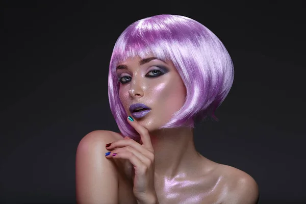 Vacker flicka i lila peruk — Stockfoto