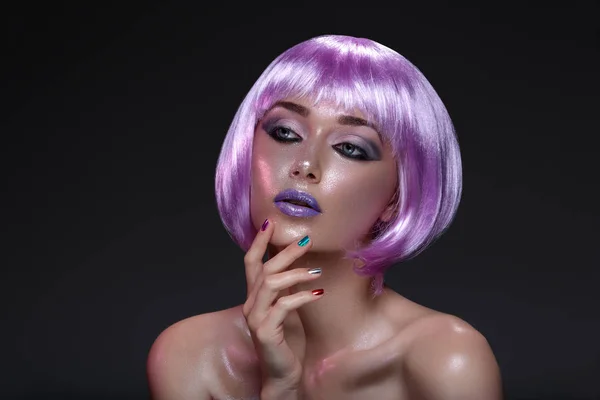 Piękna dziewczyna w fioletową perukę — Zdjęcie stockowe