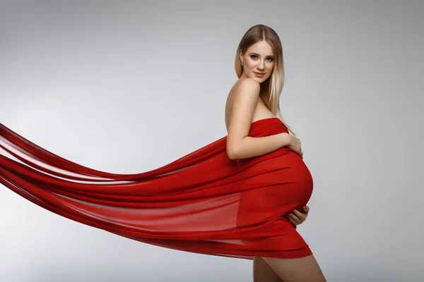 怀孕女孩穿着红色 — 图库照片