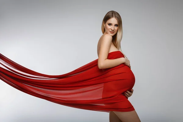 Chica embarazada en vestido rojo —  Fotos de Stock