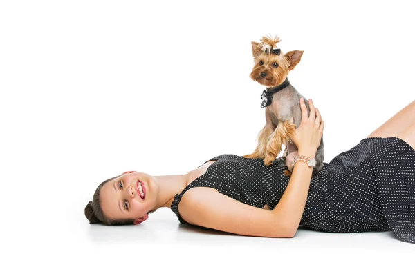 Menina com yorkie cão — Fotografia de Stock