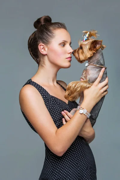 Девушка с Йоркским псом — стоковое фото