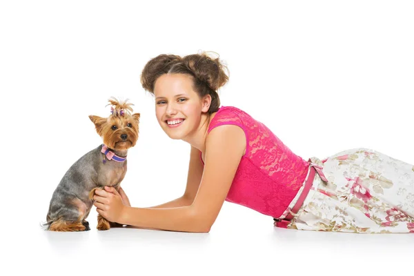 Девушка с Йоркским псом — стоковое фото