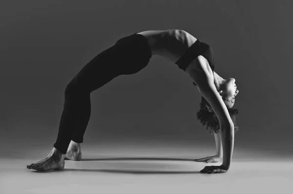 Chica bailarina calentando — Foto de Stock