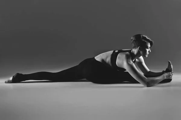 Girl dancer warming up — Stock Photo, Image