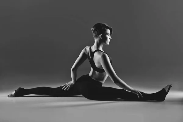 Girl dancer warming up — Stock Photo, Image