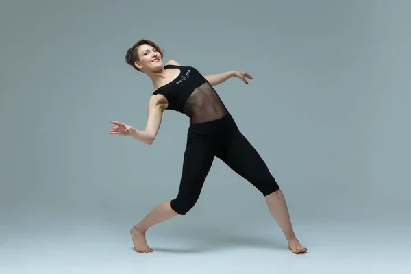 Güzel kadın dansçı — Stok fotoğraf