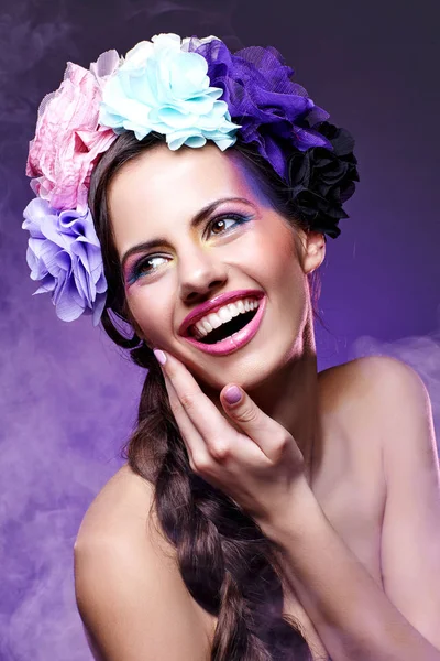 Schönes Mädchen mit lila Make-up — Stockfoto