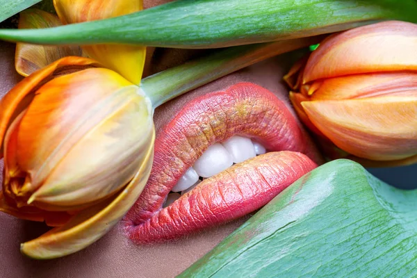 Menina com lábios laranja — Fotografia de Stock