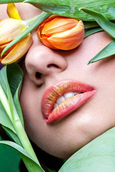 Meisje met oranje lippen — Stockfoto