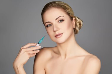 şırınga tutan güzel kız