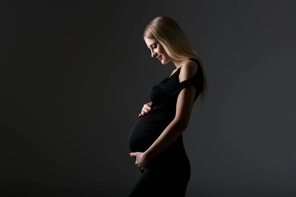 Schöne schwangere Frau — Stockfoto