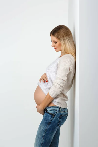 Bella donna incinta in jeans — Foto Stock