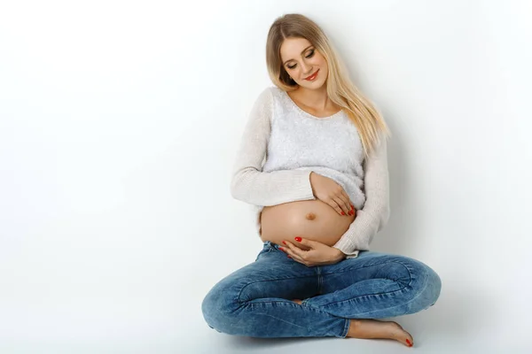 Bella donna incinta in jeans — Foto Stock