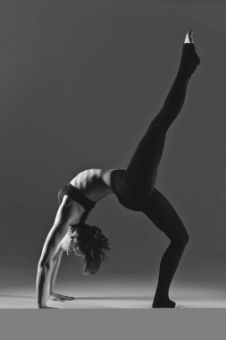 Kadın esneme hareketleri yapıyor.