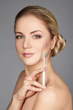 güzel bir kadın tutarak şırınga