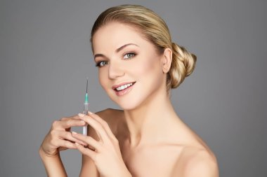 güzel bir kadın tutarak şırınga