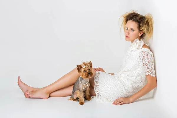 Mädchen im weißen Kleid mit yorkie dog — Stockfoto
